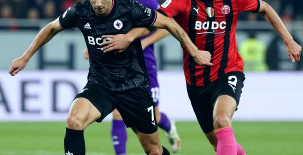 Van Dijk nhận lỗi, Deeney chất vấn tốc độ: bốn bàn thắng che khuất một hàng thủ đang rạn